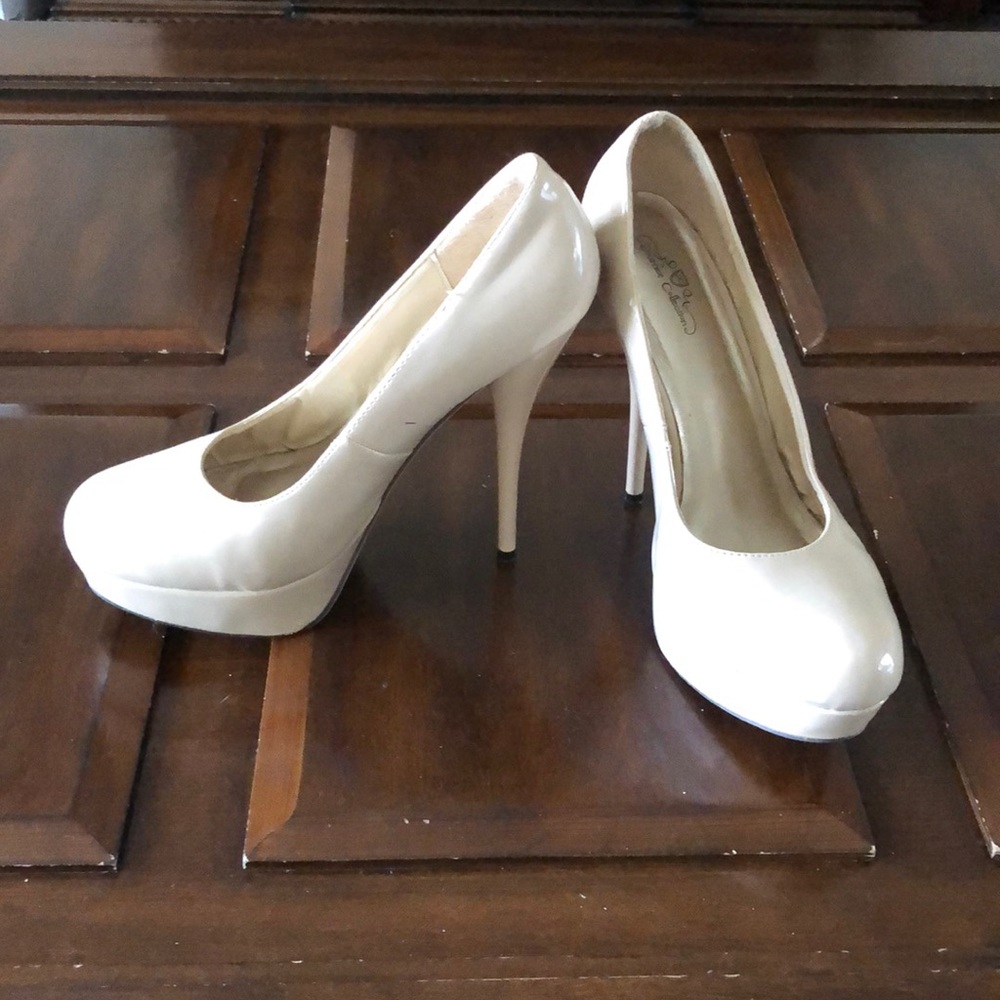Women’s size 10 Journee Collection tan stilettos
